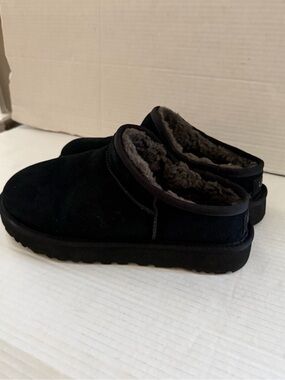 Ugg classic slipper black cozy warm shoes Women’s size 10 NEW